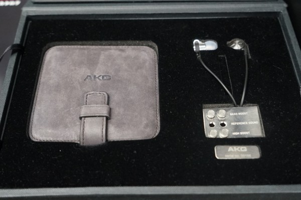 AKG K3003