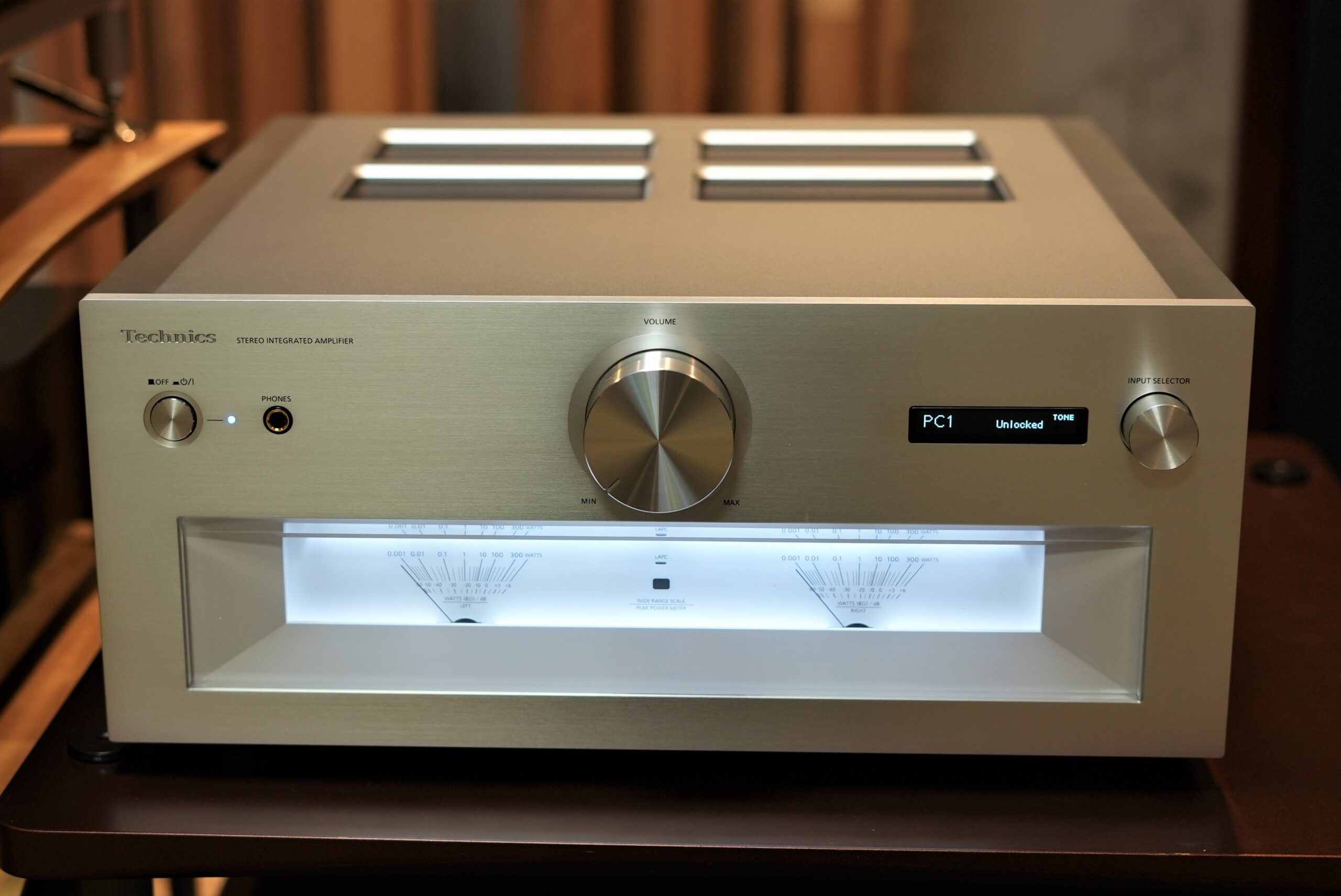 Technics プリメインアンプSU-R1000、と２つのスピーカーFocal 